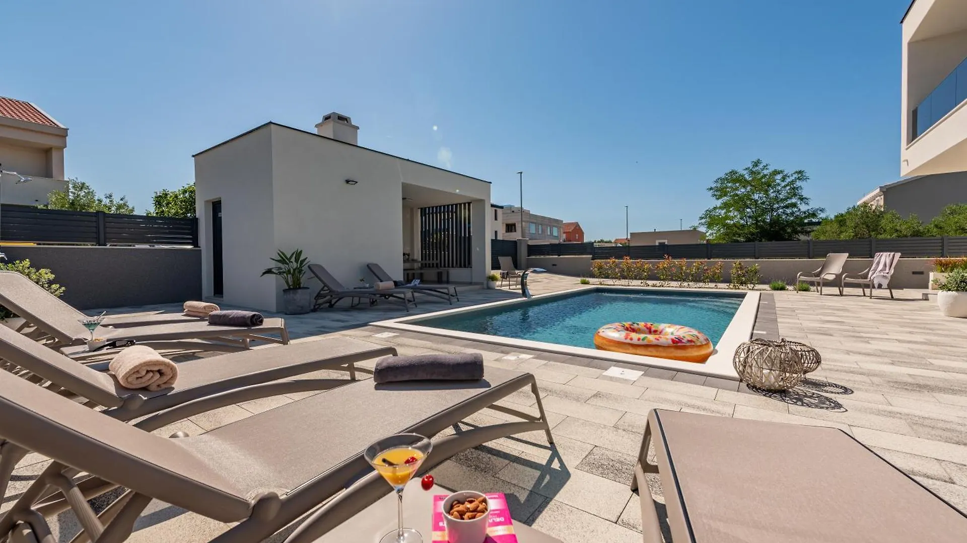 Modern 4Br Private Villa - Pool, Jacuzzi, Gaming Room Bibinje