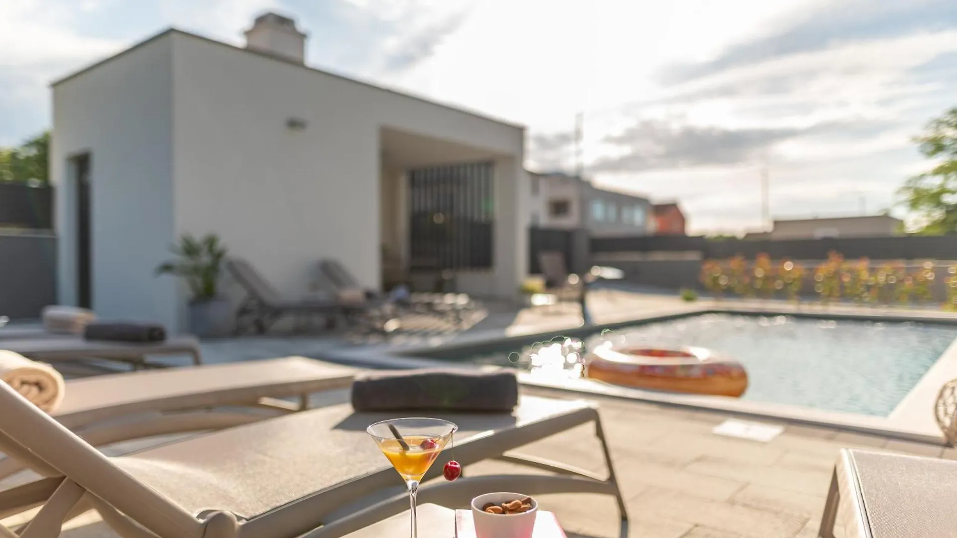 Modern 4Br Private Villa - Pool, Jacuzzi, Gaming Room Bibinje
