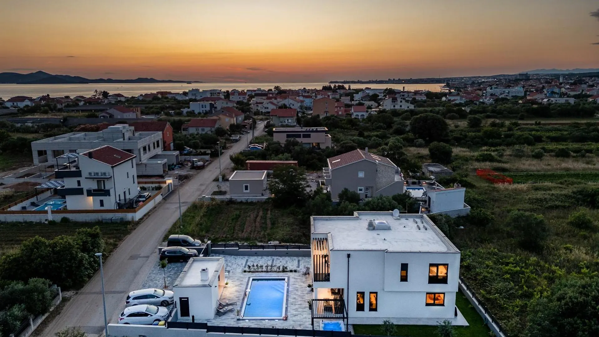 Modern 4Br Private Villa - Pool, Jacuzzi, Gaming Room Bibinje Kroatien